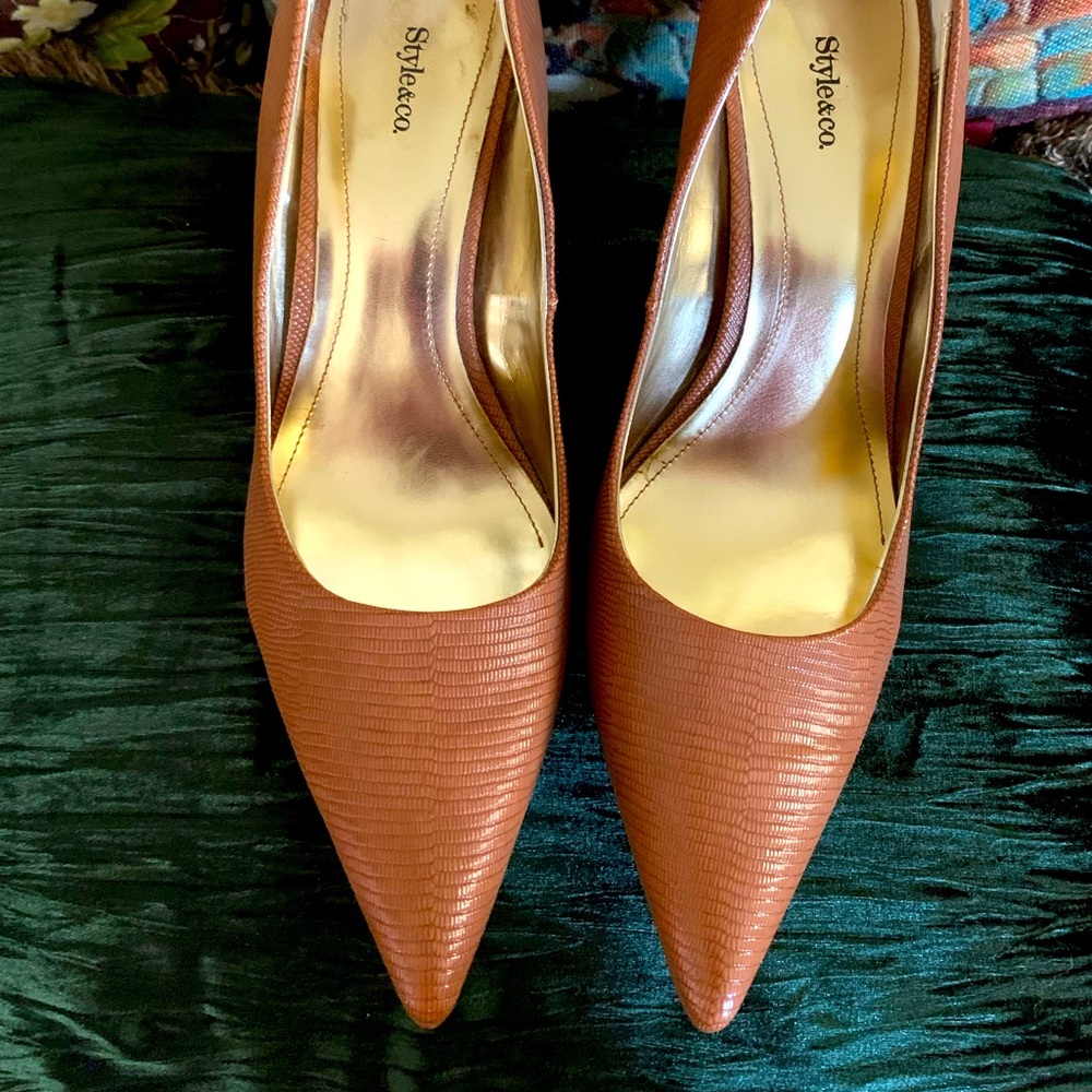 Awesome new pumps! Never worn!